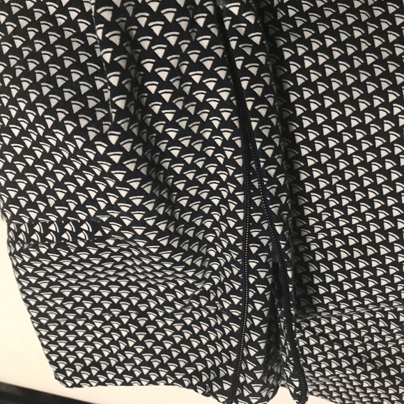 Talbots size 8 ankle length pants. Black pattern. Cotton and spandex blend - Picture 3 of 4